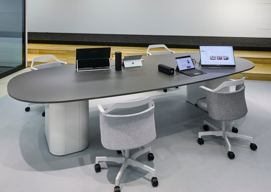 デザインとエンジニアリングが融合したワークチェアのイメージ