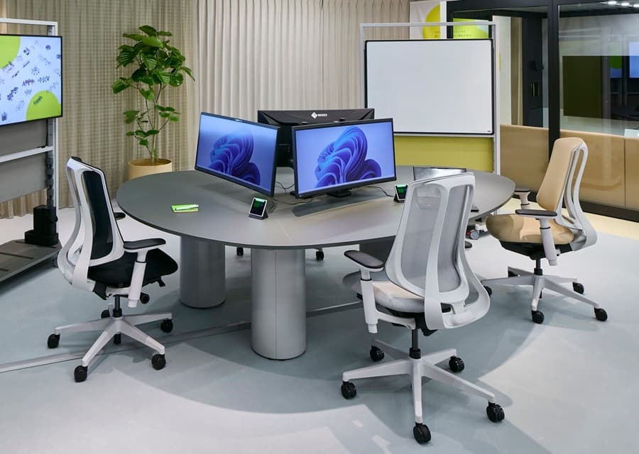 ICT機器を使いこなすハイブリッドワークシーンのイメージ