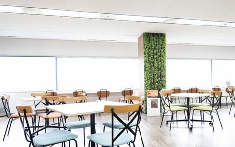 眺望もよく明るいカフェスペース