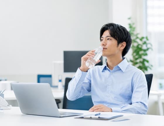 【2025年6月施行】職場の熱中症対策が義務化！企業がやるべきことと罰則を解説